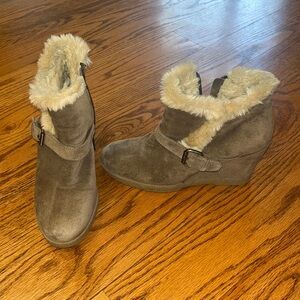Aquatalia Woman’s Taupe Fur Lined Wedge Booties Size 8